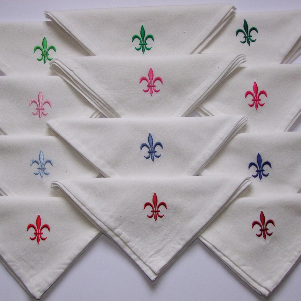 Serviettes de table blanches brodées motif fleur de lys