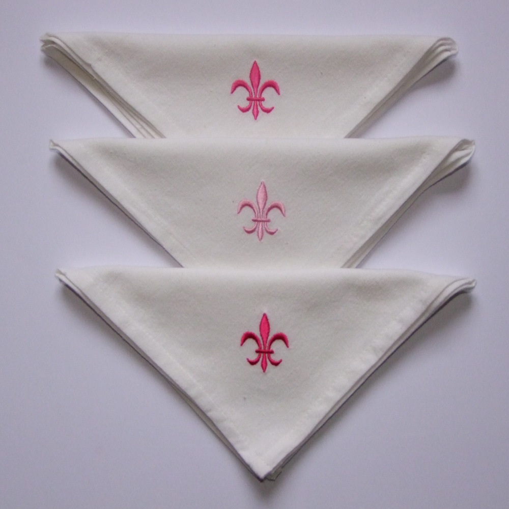 Serviettes de table blanches brodées motif fleur de lys tons roses