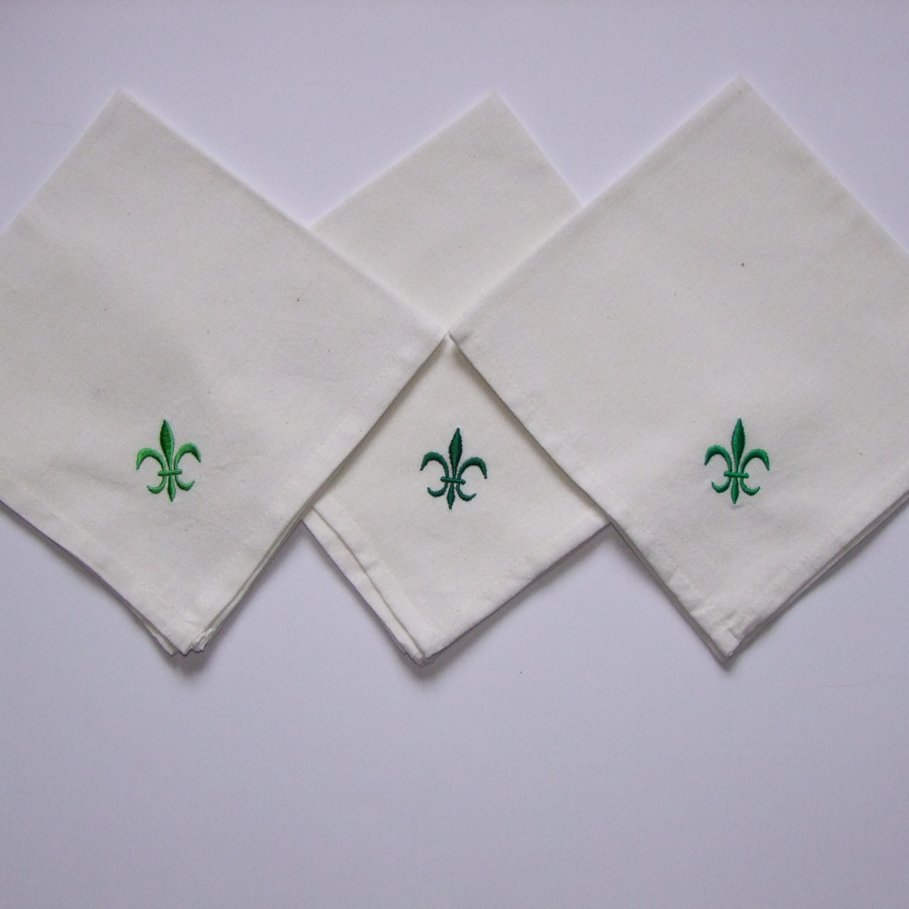 Serviettes de table blanches brodées motif fleur de lys tons verts