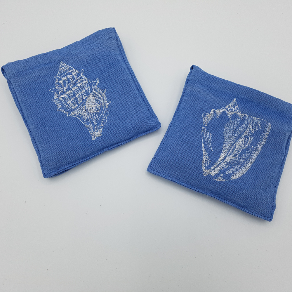 Serviettes de table bleu porcelaine brodées motifs coquillages