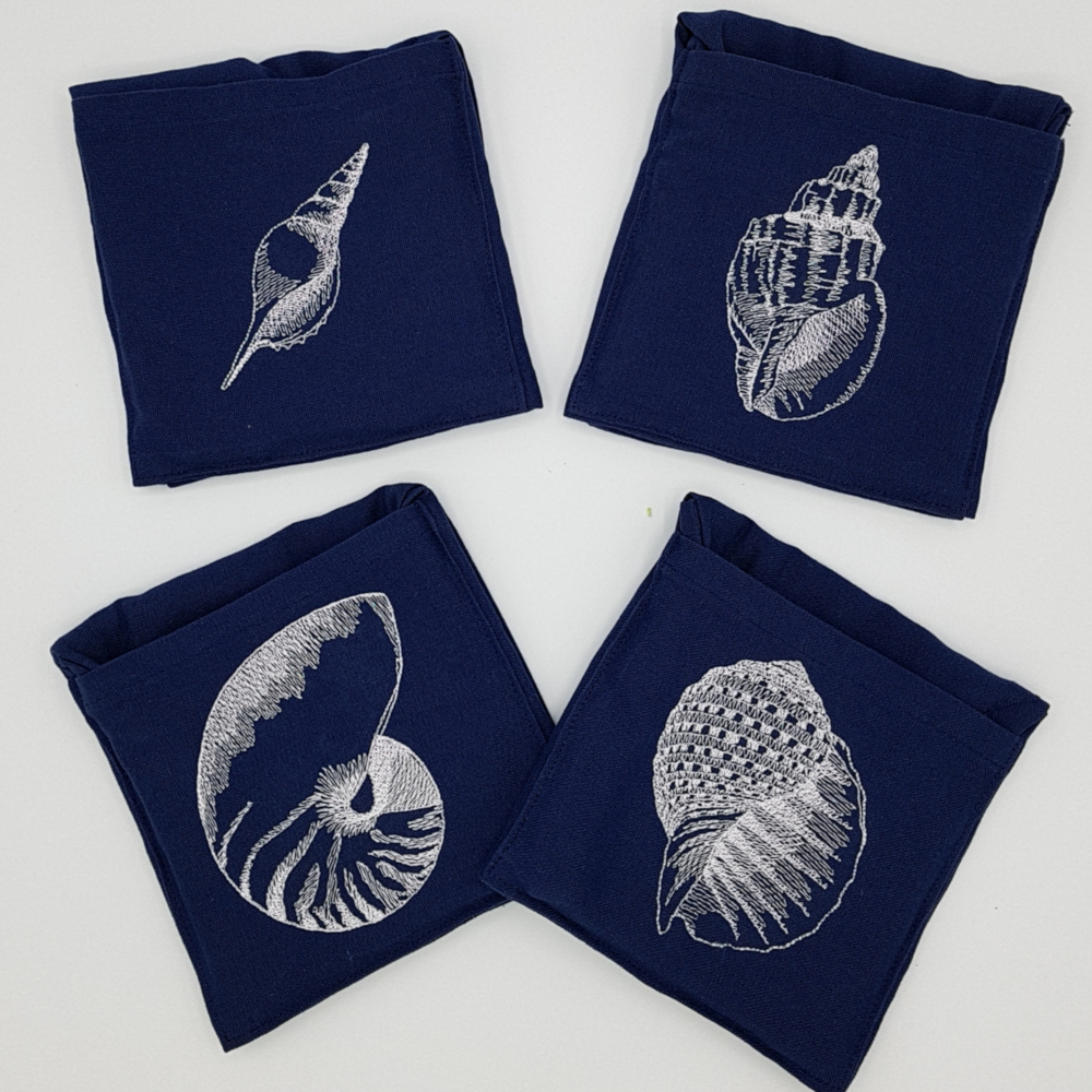 Serviettes de table bleue marine avec pochette intégrée brodées de motifs coquillages