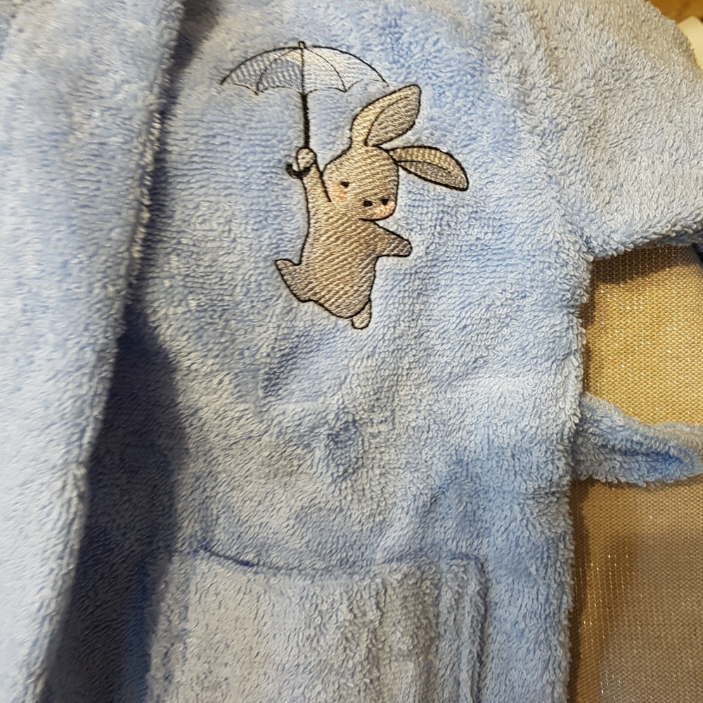 Broderie lapin sur peignoir enfant