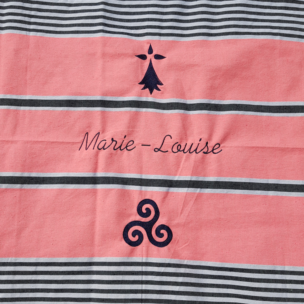 Fouta brodée d'un Triskel et d'une hermine Bretonne