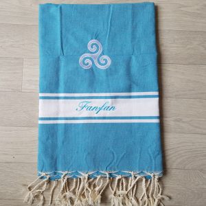 Fouta plate bleue brodée triskel et prénom