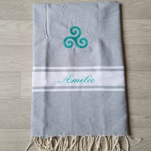 Fouta grise brodée triskel et prénom