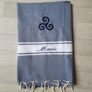 Fouta marine brodée triskel et prénom