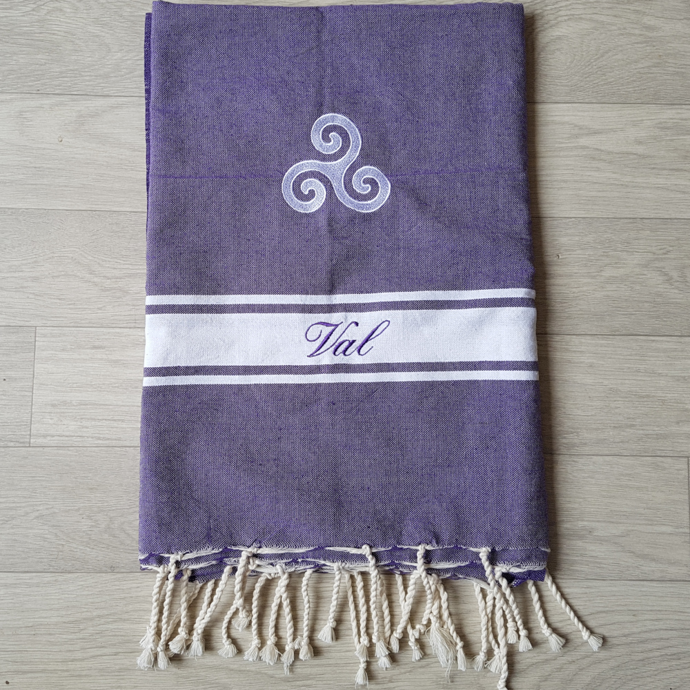 Fouta mauve brodée triskel et prénom
