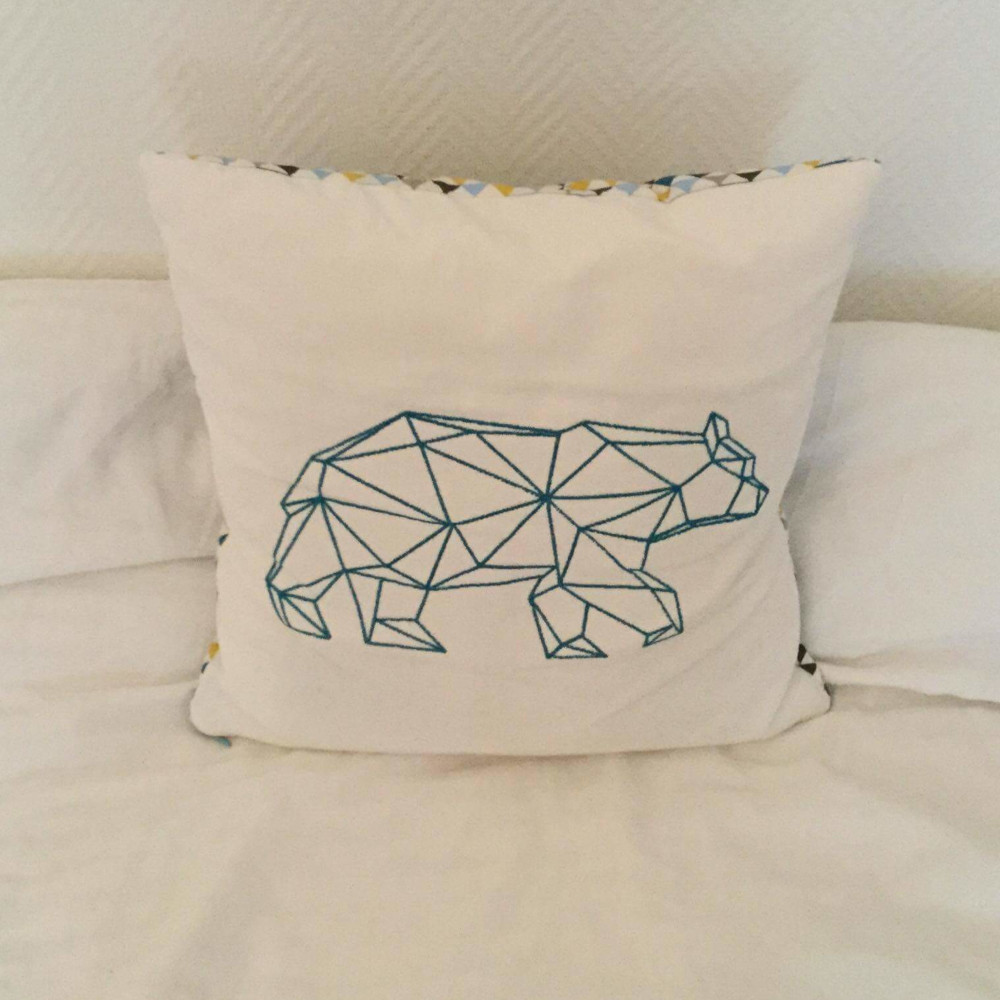 Coussin brodé ours géométrique