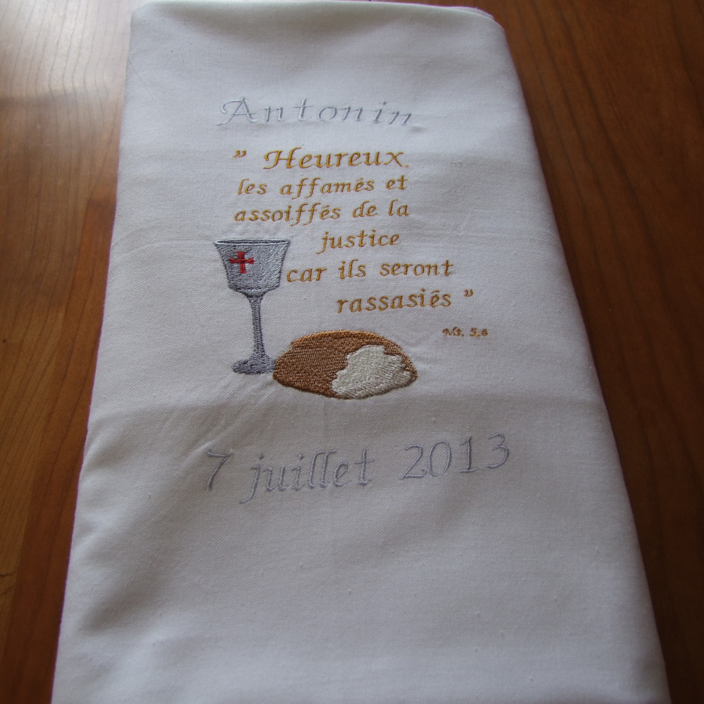 Nappe brodée pour première comminuin
