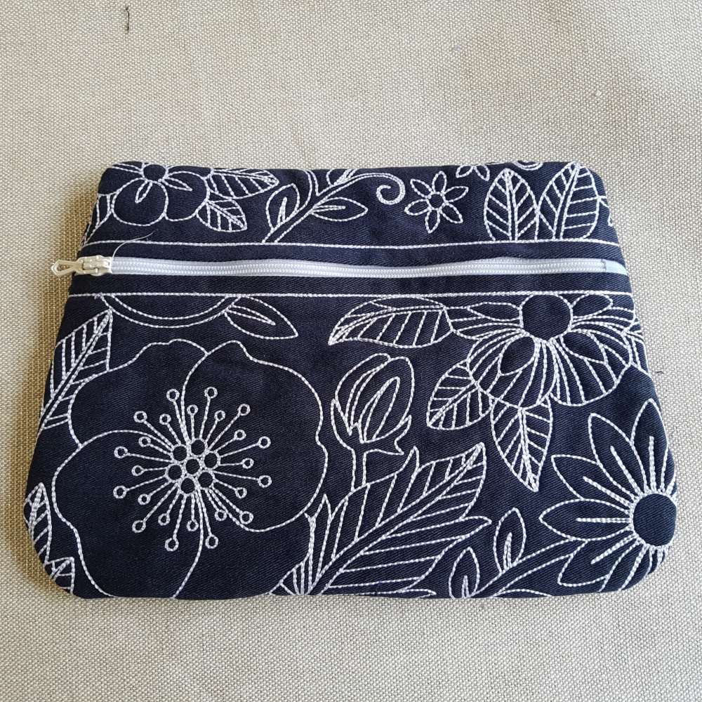 Pochette entièrement brodée doublée