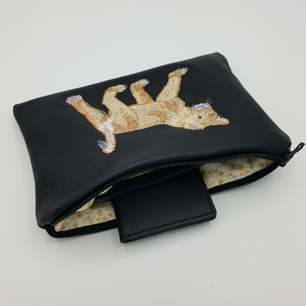 Pochette plate en cuir et broderie