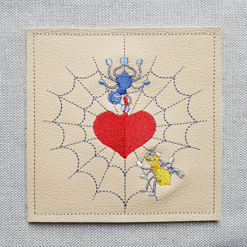 Sous-tasse en cuir brodé motif Saint Valentin