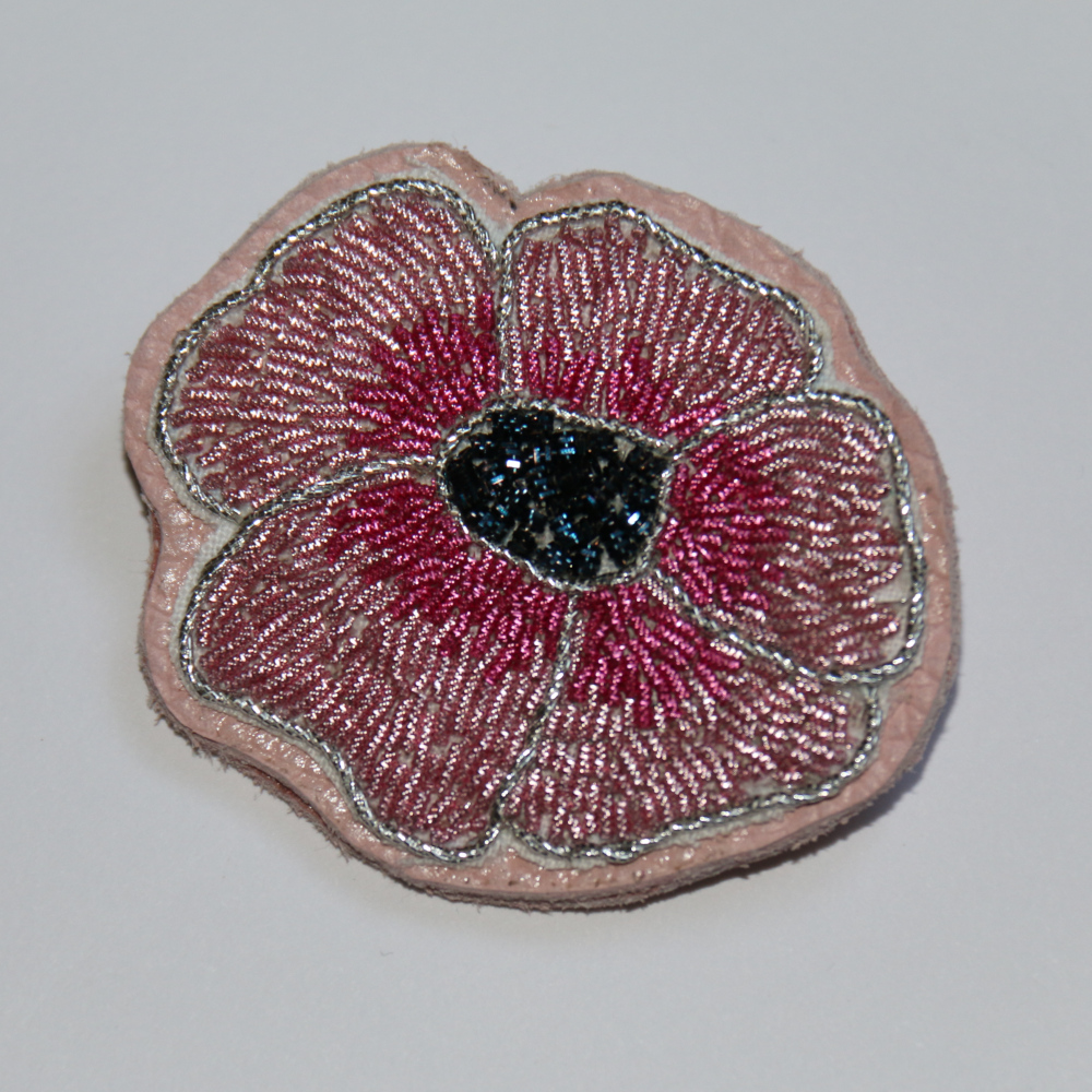 Broche fleur en broderie Or