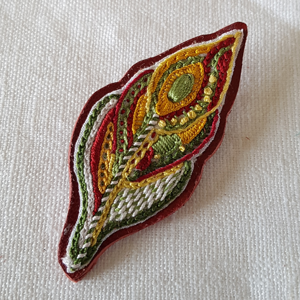 Broche feuille en broderie Glazig