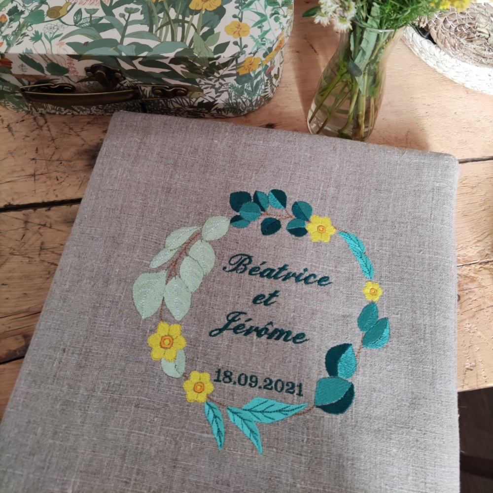 Couverture brodée pour un livre d'or de mariage