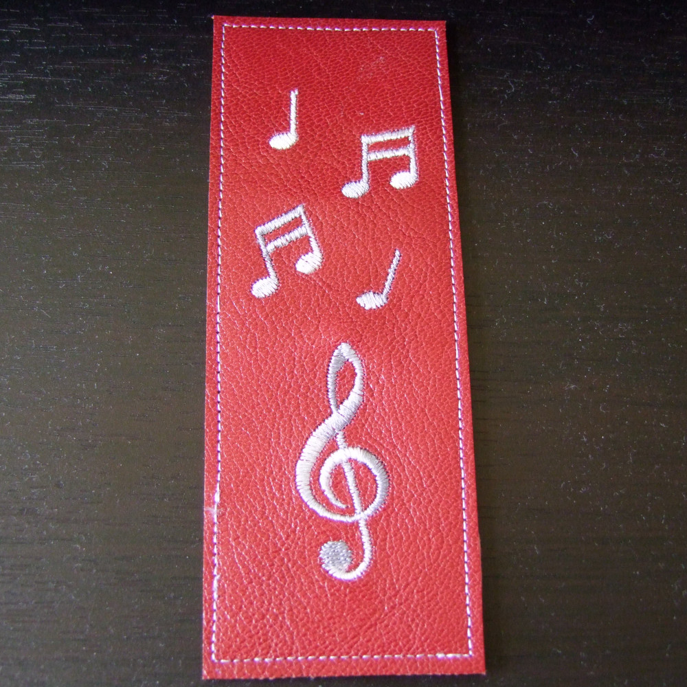 Marque-page en cuir motif musique