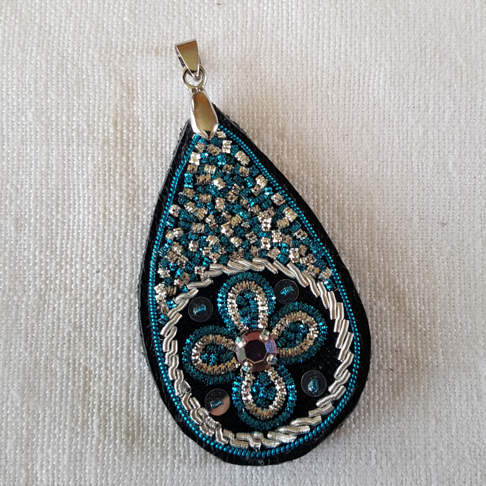Pendentif goutte en broderie Or tons bleus