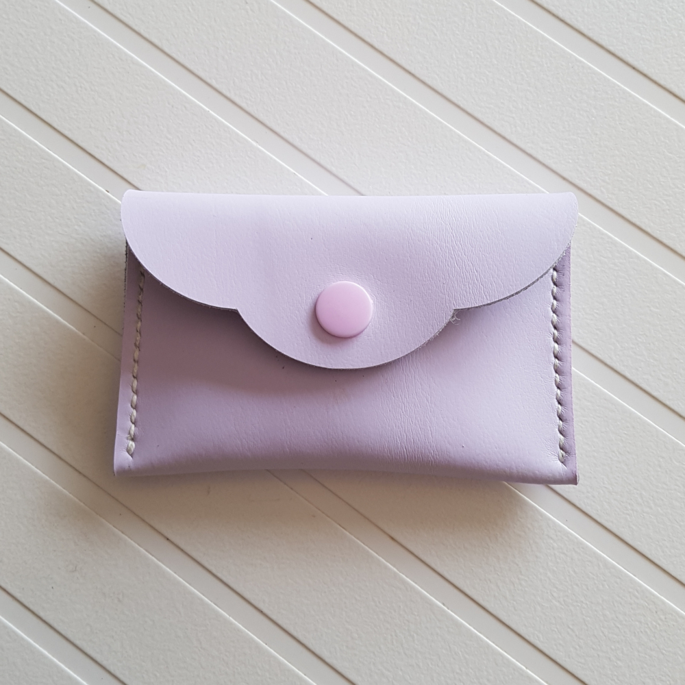 Pochette enveloppe en cuir lilas cousu main