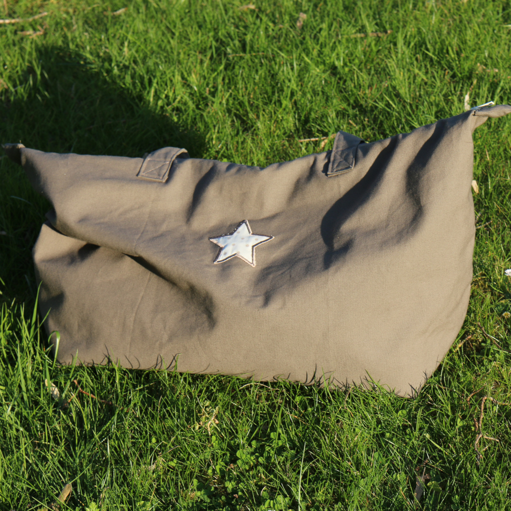 Sac de voyage beige avec étoile en appliqué60€