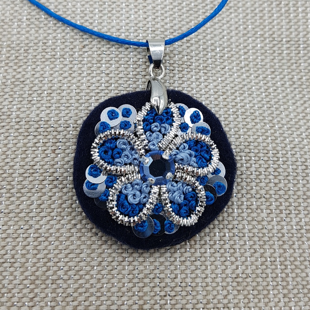 Pendentif bleu fil de soie et cannetille