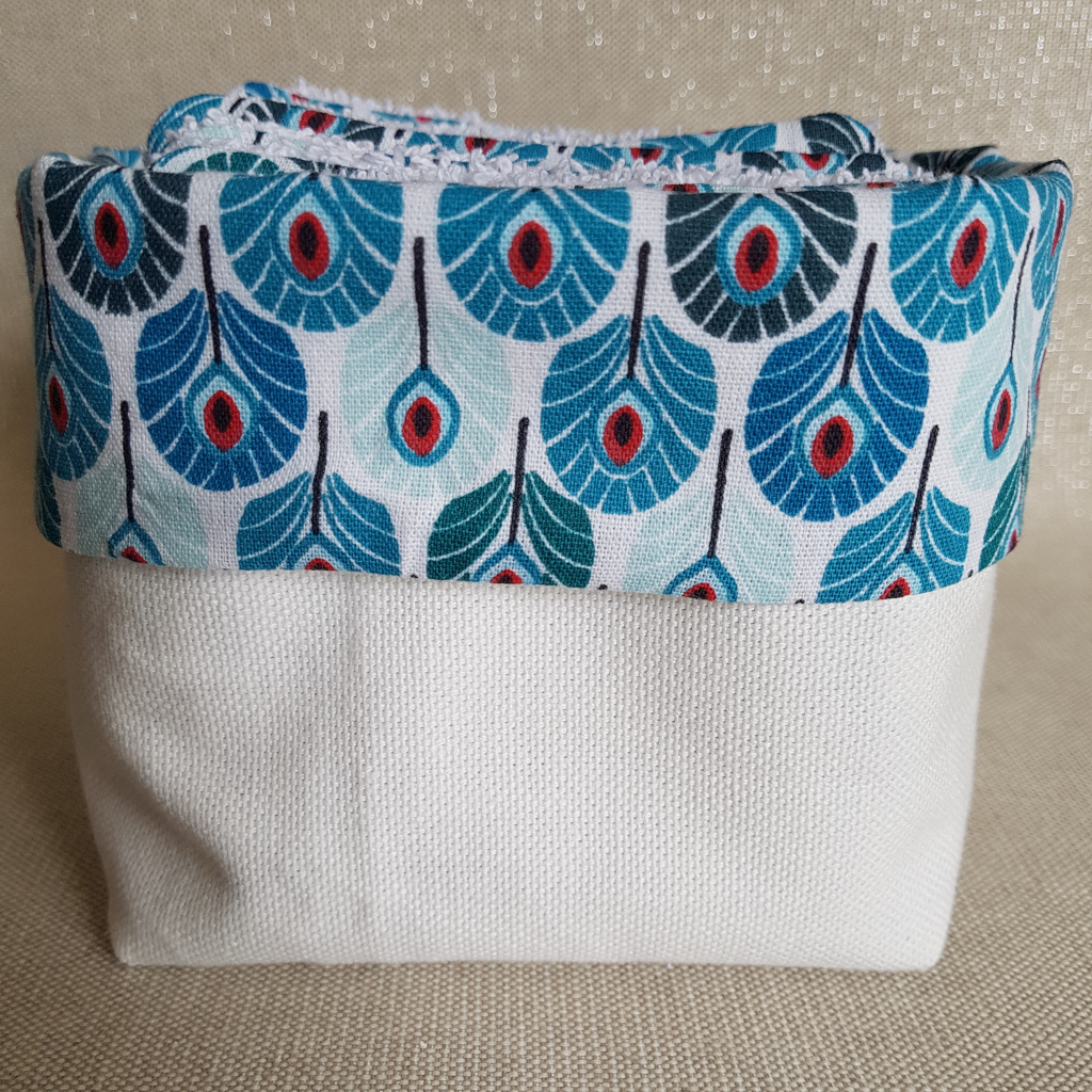 Panier-à-carrés-démaquillants-paon-blanc