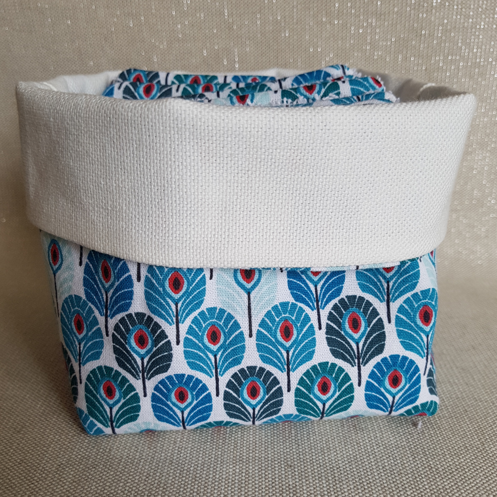 Panier-a-carrés-démaquillants-paon-bleu