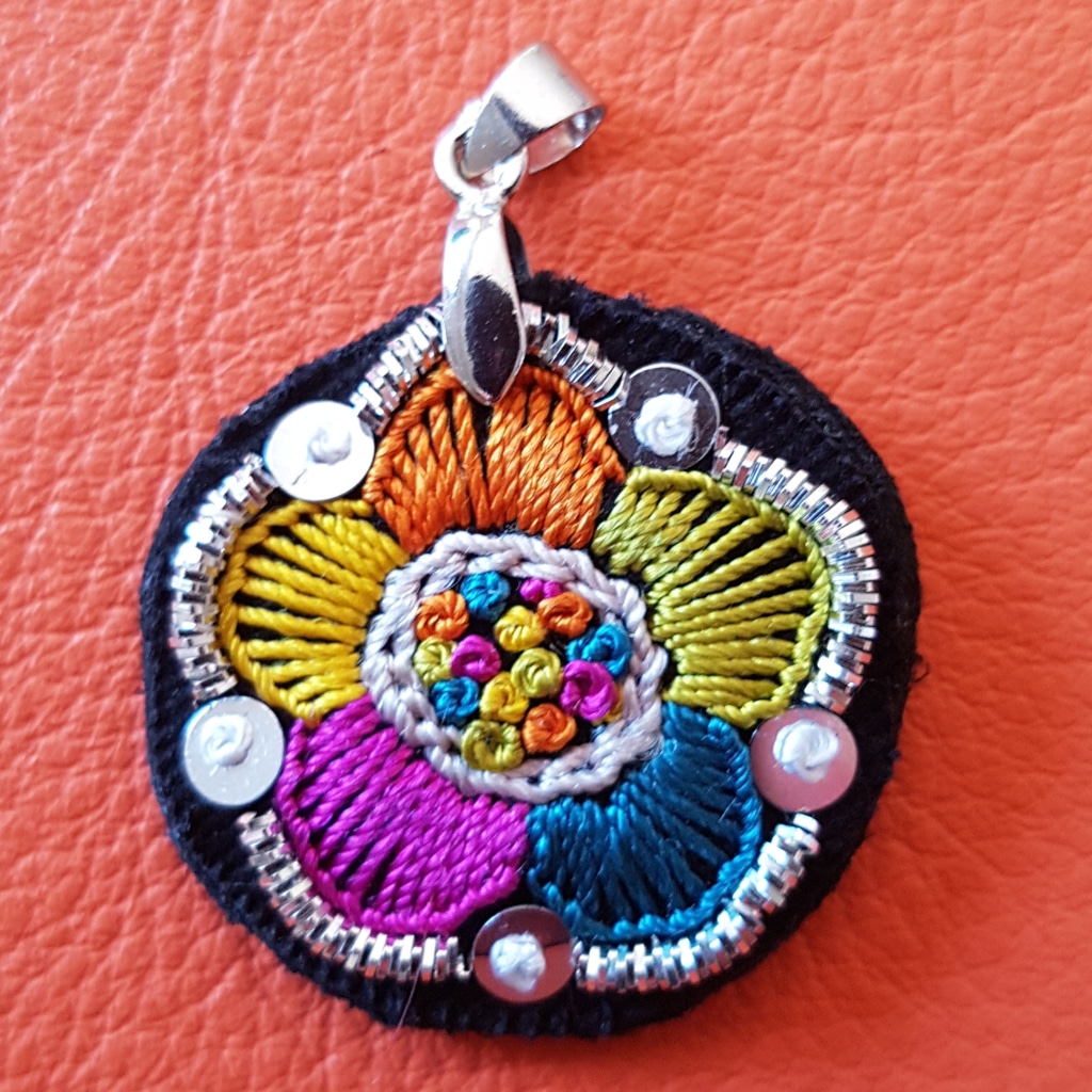 Bijou pendentif brodé main, broderie Glazig