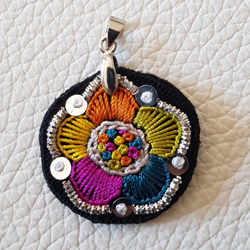 Bijou pendentif brodé main, broderie Glazig