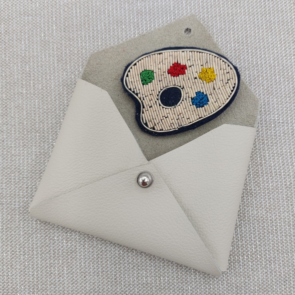 Broche en broderie Or motif palette de peinture avec enveloppe cuir