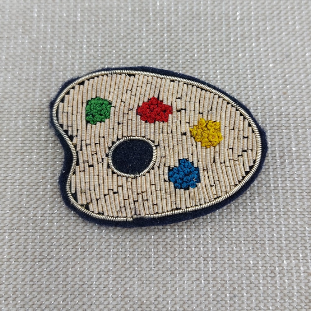 Broche en broderie Or motif palette de peinture